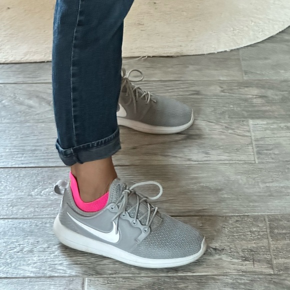 Grey women’s Nikes 6.5 - Picture 7 of 9